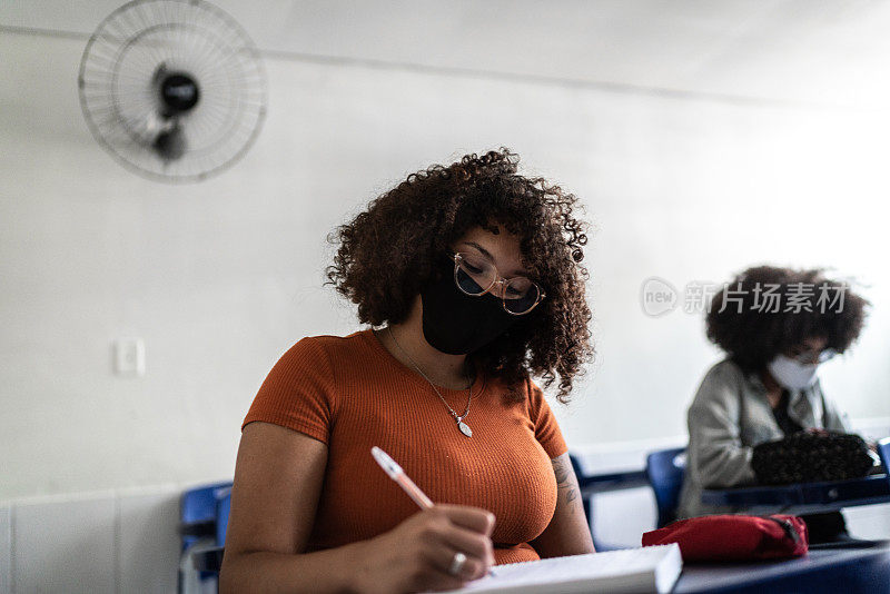 大学/高中学生在教室学习时戴口罩